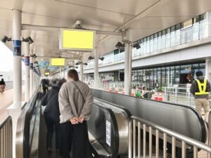 小田急　海老名駅／海老名自由通路サイネージデジタルサイネージ・駅広告、写真2