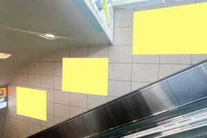 本厚木駅 エスカー横壁面B0集中貼り