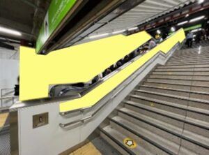 JR／渋谷駅／渋谷ハチ公改札内階段ラッピング駅臨時広告・駅広告、写真2