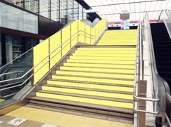 京王／吉祥寺駅／吉祥寺階段ジャック駅臨時広告・駅広告、写真2