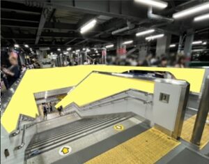 渋谷ハチ公改札内階段ラッピング