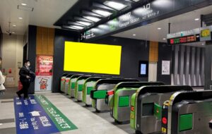 川越駅_新設駅看板_改札横_大型サインボード_写真