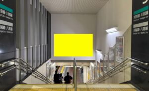 川越駅_新設駅看板_ホーム階段正面_大型サインボード_写真