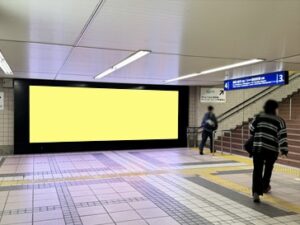 京急／上大岡駅／ステーションビジョン上大岡駅デジタルサイネージ・駅広告、写真2