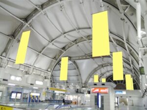 国際展示場駅 改札内大型フラッグ