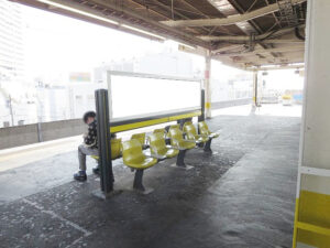 JR/小岩駅/ホームベンチ_駅看板イメージ