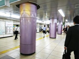 都営／新橋駅／新橋駅 アドピラーセット駅臨時広告・駅広告、写真2