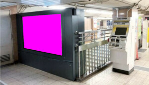 阪急　烏丸駅／京都からすまツーサイドビジョンデジタルサイネージ、写真2