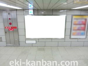 大阪地下鉄／四つ橋線／西梅田駅／№2-313①駅看板、駅広告1